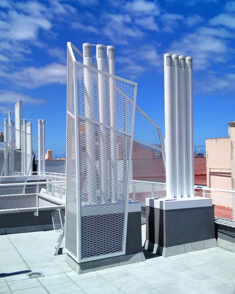 Portón motorizado y vallado en malla deployé de aluminio de alta resistencia para recintos portuarios.