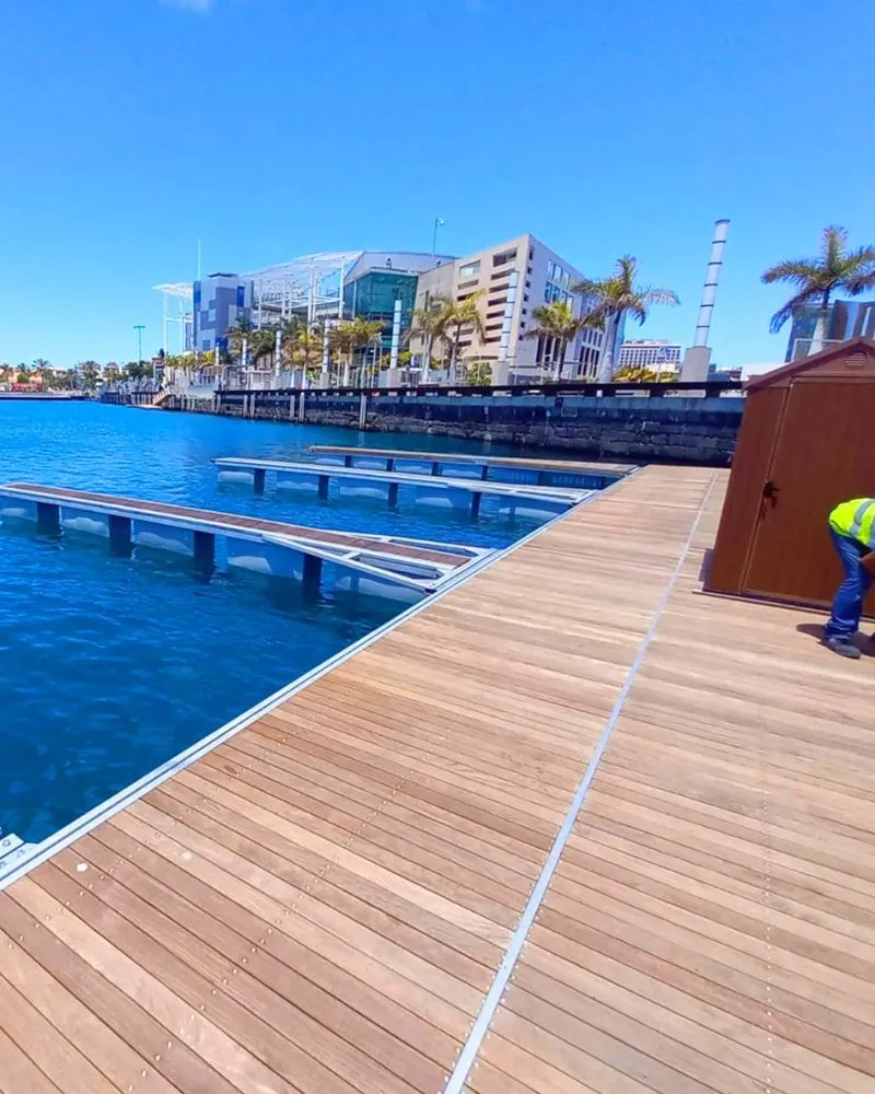Pasarela y pantalán flotante de aluminio estructural marino instalado en un puerto deportivo de Canarias dentro de nuestros servicios de estructuras de aluminio marino