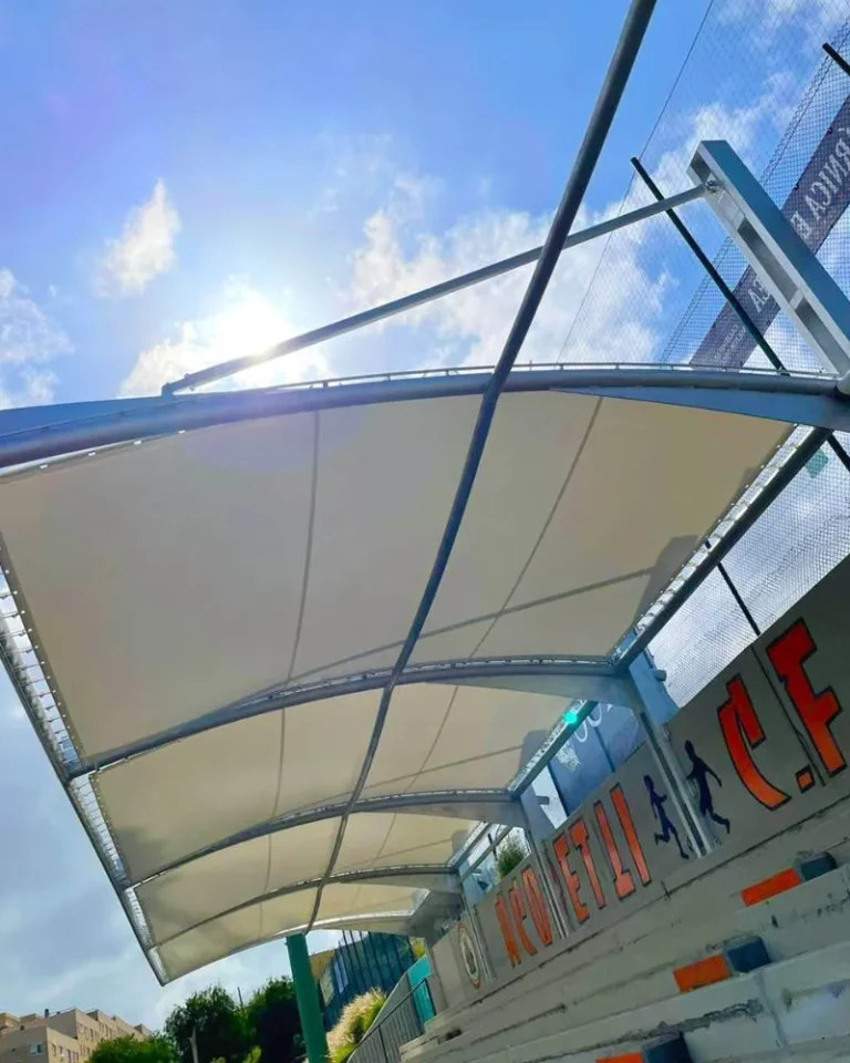 Estructura ligera de pérgola de aluminio marino y marquesina de sombra instalada en la terraza de un hotel premium.