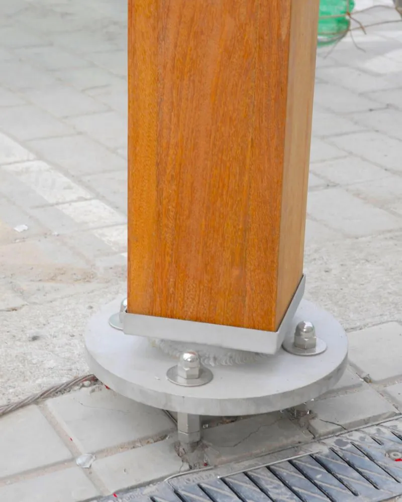 Pasarela peatonal costera fabricada con estructura de aluminio estructural marino y madera de Cumarú de alta densidad.